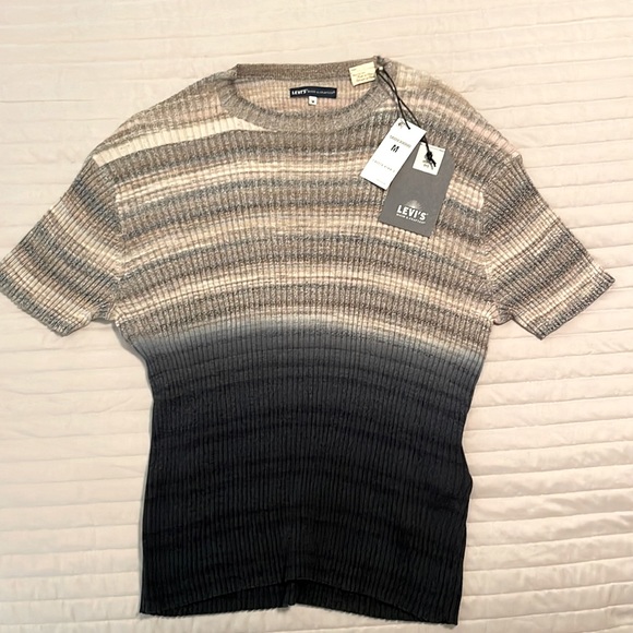 Levi’s Top - Picture 1 of 4